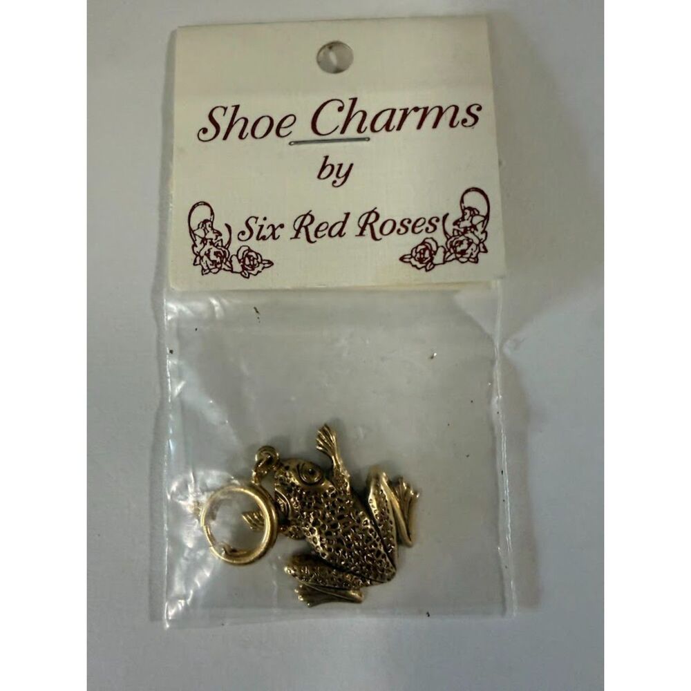 Gold-toned frog shoe charm